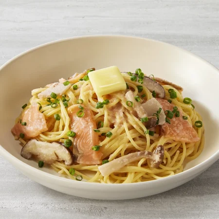 サーモンときのこのたらこバター｜大手町でパスタ・スパゲッティのテイクアウトとデリバリー PRONTO OtemachiOne店